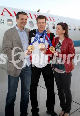 Behindertensport. Paralympics. Empfang Doppelgoldmedaillengewinner Markus Salcher.  Vater Bernd, Markus Salcher, Mutter Lisa. Klagenfurt, am 17.3.2014.
Foto: Kuess
---
pressefotos, pressefotografie, kuess, qs, qspictures, sport, bild, bilder, bilddatenbank