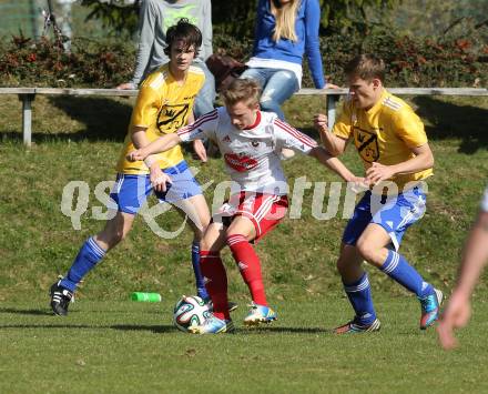 Fussball Unterliga Ost. Ludmannsdorf gegen St. Michael/Bleiburg. Julian Hobel (Ludmannsdorf),  Rafael Dovjak, Simon Kap (St. Michael). Ludmannsdorf, am 30.3.2014.
Foto: Kuess
---
pressefotos, pressefotografie, kuess, qs, qspictures, sport, bild, bilder, bilddatenbank