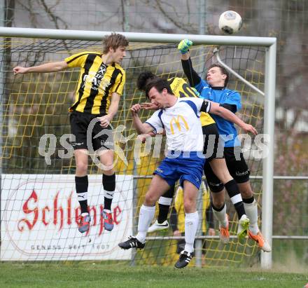 Fussball 1. Klasse D. Griffen gegen Klopeiner See. Daniel Horst Ramsauer, Gottfried Stefan (Griffen), Wolfgang Pitschko  (Klopeiner See). Griffen, am 5.4.1014.
Foto: Kuess
---
pressefotos, pressefotografie, kuess, qs, qspictures, sport, bild, bilder, bilddatenbank