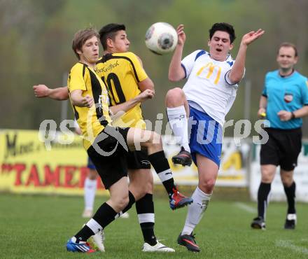 Fussball 1. Klasse D. Griffen gegen Klopeiner See. Manuel Trad, Daniel Horst Ramsauer, (Griffen),  Stefan Franz  (Klopeiner See). Griffen, am 5.4.1014.
Foto: Kuess
---
pressefotos, pressefotografie, kuess, qs, qspictures, sport, bild, bilder, bilddatenbank