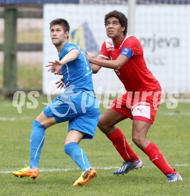 Fussball Unterliga Ost. DSG Sele Zell gegen KAC. Dejan Zadnikar, (Zell),  Brian Oiwoh (KAC). Zell Pfarre, am 6.4.2014.
Foto: Kuess
---
pressefotos, pressefotografie, kuess, qs, qspictures, sport, bild, bilder, bilddatenbank