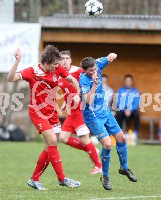 Fussball Unterliga Ost. DSG Sele Zell gegen KAC. Filip Oraze, (Zell), Martin Auer  (KAC). Zell Pfarre, am 6.4.2014.
Foto: Kuess
---
pressefotos, pressefotografie, kuess, qs, qspictures, sport, bild, bilder, bilddatenbank