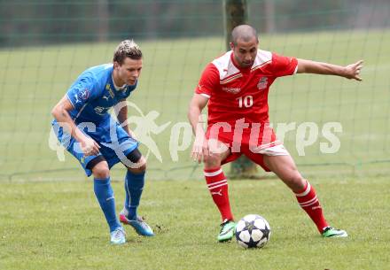 Fussball Unterliga Ost. DSG Sele Zell gegen KAC. Peter Klancar,  (Zell),  Erkara Ertuerk (KAC). Zell Pfarre, am 6.4.2014.
Foto: Kuess
---
pressefotos, pressefotografie, kuess, qs, qspictures, sport, bild, bilder, bilddatenbank