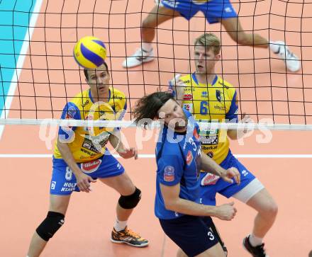 Volleyball Bundesliga. AVL Finalspiel. SK Aich/Dob gegen Hypo Tirol. Rok Satler, Peter Wohlfahrtstaetter, (Aich), Michal Rak  (Tirol). Bleiburg, 12.4.2014.
Foto: Kuess
---
pressefotos, pressefotografie, kuess, qs, qspictures, sport, bild, bilder, bilddatenbank