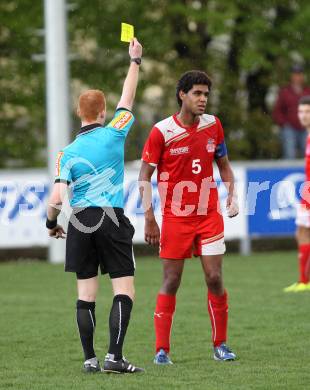 Fussball. Unterliga Ost. KAC 1909 gegen SG SAK Amateure. Schiedsrichter Luka Katholnig, Brian Oiwoh  (KAC). Klagenfurt, 12.4.2014.
Foto: Kuess
---
pressefotos, pressefotografie, kuess, qs, qspictures, sport, bild, bilder, bilddatenbank