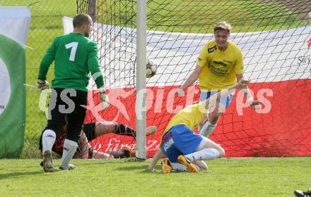 Fussball Unterliga Ost. St. Margarethen/Lav. gegen St. Michael/Lav. Torjubel Jakob Detmar Riegler, Michael Manfred Ebner  (St. Michael). St. Margarethen/Lavanttal, am 12.4.2014.
Foto: Kuess
---
pressefotos, pressefotografie, kuess, qs, qspictures, sport, bild, bilder, bilddatenbank