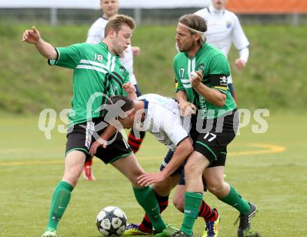 Fussball Unterliga Ost. Poggersdorf gegen St. Stefan/Lav. Blaz Brezovacki,  (Poggersdorf),  Philipp Kienzl, Guenther Feimuth (St. Stefan), Poggersdorf, am 13.4.2014.
Foto: Kuess
---
pressefotos, pressefotografie, kuess, qs, qspictures, sport, bild, bilder, bilddatenbank