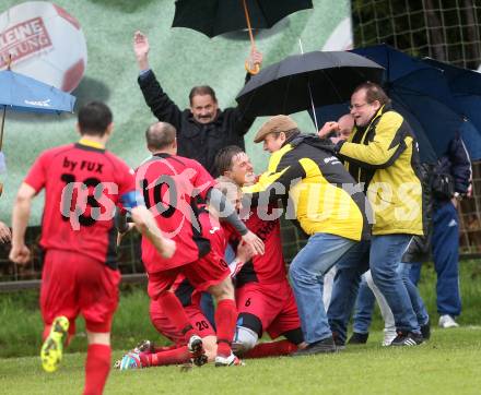 Fussball. 2. Klasse C. Krumpendorf gegen Weitensfeld.  Torjubel  Martin Stark, Harald Stark (Weitensfeld). Krumpendorf, 20.4.2014.
Foto: Kuess
---
pressefotos, pressefotografie, kuess, qs, qspictures, sport, bild, bilder, bilddatenbank