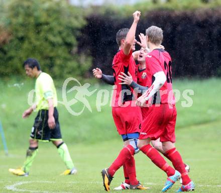 Fussball. 2. Klasse C. Krumpendorf gegen Weitensfeld.  Harald Stark, Martin Stark, Asmir Jasic  (Weitensfeld). Krumpendorf, 20.4.2014.
Foto: Kuess
---
pressefotos, pressefotografie, kuess, qs, qspictures, sport, bild, bilder, bilddatenbank