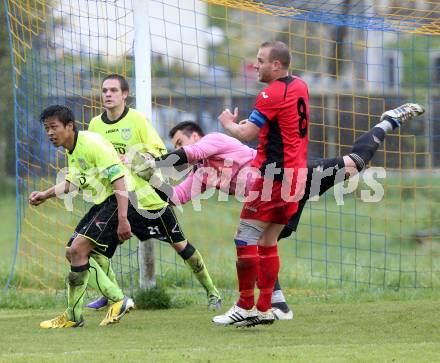 Fussball. 2. Klasse C. Krumpendorf gegen Weitensfeld. Patrick Klocker,  Sayom Sornrabiap, Anel Sandal (Krumpendorf), Daniel Leitgeb (Weitensfeld). Krumpendorf, 20.4.2014.
Foto: Kuess
---
pressefotos, pressefotografie, kuess, qs, qspictures, sport, bild, bilder, bilddatenbank