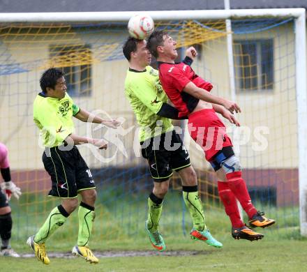 Fussball. 2. Klasse C. Krumpendorf gegen Weitensfeld. Sayom Sornrabiap, Roland Hochsteiner (Krumpendorf), Harald Stark (Weitensfeld). Krumpendorf, 20.4.2014.
Foto: Kuess
---
pressefotos, pressefotografie, kuess, qs, qspictures, sport, bild, bilder, bilddatenbank