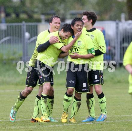 Fussball. 2. Klasse C. Krumpendorf gegen Weitensfeld.  Torjubel Rene Burger, Sayom Sornrabiap (Krumpendorf). Krumpendorf, 20.4.2014.
Foto: Kuess
---
pressefotos, pressefotografie, kuess, qs, qspictures, sport, bild, bilder, bilddatenbank