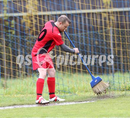 Fussball. 2. Klasse C. Krumpendorf gegen Weitensfeld. Regen. Asmir Jasic(Weitensfeld). Krumpendorf, 20.4.2014.
Foto: Kuess
---
pressefotos, pressefotografie, kuess, qs, qspictures, sport, bild, bilder, bilddatenbank