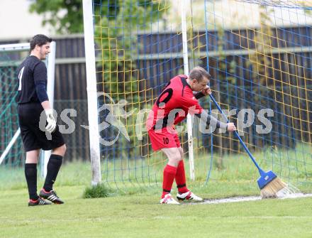 Fussball. 2. Klasse C. Krumpendorf gegen Weitensfeld. Regen. Philipp Sabitzer, Asmir Jasic (Weitensfeld). Krumpendorf, 20.4.2014.
Foto: Kuess
---
pressefotos, pressefotografie, kuess, qs, qspictures, sport, bild, bilder, bilddatenbank