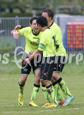 Fussball. 2. Klasse C. Krumpendorf gegen Weitensfeld.  Torjubel Rene Burger, Sayom Sornrabiap (Krumpendorf). Krumpendorf, 20.4.2014.
Foto: Kuess
---
pressefotos, pressefotografie, kuess, qs, qspictures, sport, bild, bilder, bilddatenbank