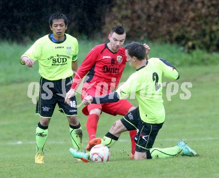 Fussball. 2. Klasse C. Krumpendorf gegen Weitensfeld. Roland Hochsteiner, Sayom Sornrabiap  (Krumpendorf), Jasmin Serdarevic (Weitensfeld). Krumpendorf, 20.4.2014.
Foto: Kuess
---
pressefotos, pressefotografie, kuess, qs, qspictures, sport, bild, bilder, bilddatenbank