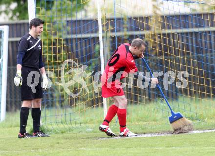 Fussball. 2. Klasse C. Krumpendorf gegen Weitensfeld. Regen. Philipp Sabitzer, Asmir Jasic (Weitensfeld). Krumpendorf, 20.4.2014.
Foto: Kuess
---
pressefotos, pressefotografie, kuess, qs, qspictures, sport, bild, bilder, bilddatenbank