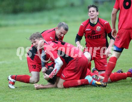 Fussball. 2. Klasse C. Krumpendorf gegen Weitensfeld.  Torjubel  Asmir Jasic, Igor Cikara, Harald Stark Martin Buchacher (Weitensfeld). Krumpendorf, 20.4.2014.
Foto: Kuess
---
pressefotos, pressefotografie, kuess, qs, qspictures, sport, bild, bilder, bilddatenbank