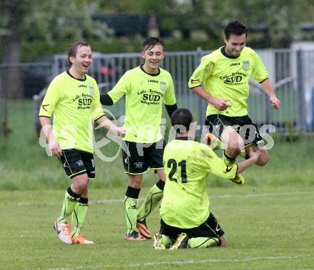 Fussball. 2. Klasse C. Krumpendorf gegen Weitensfeld.  Torjubel Rene Burger, Andreas Hartl, Gojko Vasiljevic (Krumpendorf). Krumpendorf, 20.4.2014.
Foto: Kuess
---
pressefotos, pressefotografie, kuess, qs, qspictures, sport, bild, bilder, bilddatenbank