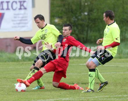 Fussball. 2. Klasse C. Krumpendorf gegen Weitensfeld. Roland Hochsteiner, Guenther Wurzer  (Krumpendorf), Jasmin Serdarevic (Weitensfeld). Krumpendorf, 20.4.2014.
Foto: Kuess
---
pressefotos, pressefotografie, kuess, qs, qspictures, sport, bild, bilder, bilddatenbank