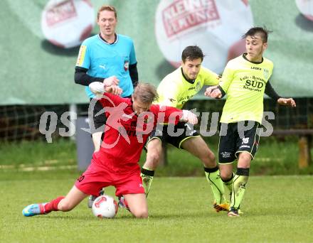 Fussball. 2. Klasse C. Krumpendorf gegen Weitensfeld. Gojko Vasiljevic, Rene Burger  (Krumpendorf), Martin Stark (Weitensfeld). Krumpendorf, 20.4.2014.
Foto: Kuess
---
pressefotos, pressefotografie, kuess, qs, qspictures, sport, bild, bilder, bilddatenbank