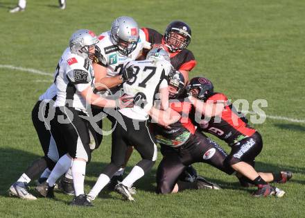 American Football. Carinthian Lions gegen Swarco Raiders Tirol. Stefan Laussegger, Christoph Leitner, Manuel Schmidhofer (Carinthian Lions), Daniel Saurer (Raiders Tirol). Klagenfurt, 19.4.2014.
Foto: Kiuess
---
pressefotos, pressefotografie, kuess, qs, qspictures, sport, bild, bilder, bilddatenbank