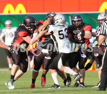 American Football. Carinthian Lions gegen Swarco Raiders Tirol. Philip Garcia, Thomas Hohenwarter  (Carinthian Lions), Simon Riedl (Raiders Tirol). Klagenfurt, 19.4.2014.
Foto: Kiuess
---
pressefotos, pressefotografie, kuess, qs, qspictures, sport, bild, bilder, bilddatenbank