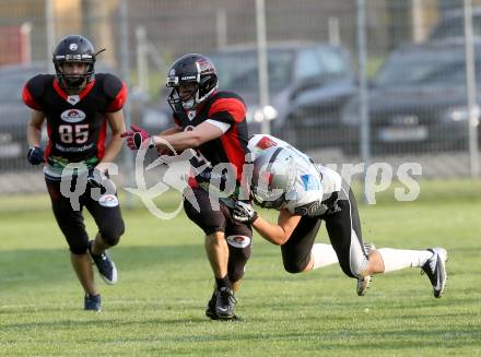 American Football. Carinthian Lions gegen Swarco Raiders Tirol. Thomas Torta (Carinthian Lions), Patrick Pilger (Raiders Tirol). Klagenfurt, 19.4.2014.
Foto: Kiuess
---
pressefotos, pressefotografie, kuess, qs, qspictures, sport, bild, bilder, bilddatenbank