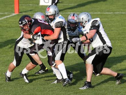 American Football. Carinthian Lions gegen Swarco Raiders Tirol. Andreas Pirker (Carinthian Lions), Patrick Pilger (Raiders Tirol). Klagenfurt, 19.4.2014.
Foto: Kiuess
---
pressefotos, pressefotografie, kuess, qs, qspictures, sport, bild, bilder, bilddatenbank