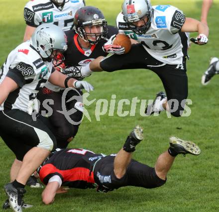 American Football. Carinthian Lions gegen Swarco Raiders Tirol. Christoph   Leitner (Carinthian Lions), Zangerle Romed (Raiders Tirol). Klagenfurt, 19.4.2014.
Foto: Kiuess
---
pressefotos, pressefotografie, kuess, qs, qspictures, sport, bild, bilder, bilddatenbank