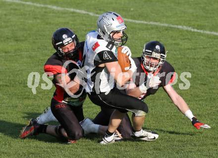 American Football. Carinthian Lions gegen Swarco Raiders Tirol. Manuel Schmidhofer, Manuel Houtz (Carinthian Lions), Gregor Hofmann (Raiders Tirol). Klagenfurt, 19.4.2014.
Foto: Kiuess
---
pressefotos, pressefotografie, kuess, qs, qspictures, sport, bild, bilder, bilddatenbank