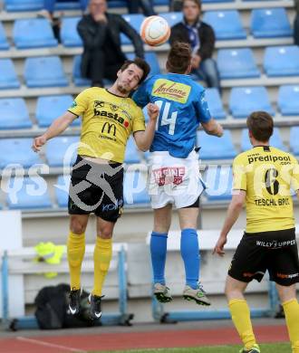 Fussball Regionalliga. VSV gegen Allerheiligen. Christoph Cemernjak, (VSV),  Georg Grasser (Allerheiligen). Villach, 2.5.2014.
Foto: Kuess
---
pressefotos, pressefotografie, kuess, qs, qspictures, sport, bild, bilder, bilddatenbank