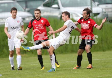 Fussball Kaerntner Liga. Maria Saal gegen ATUS Ferlach. Roland Krenn,  (Maria Saal), Petar Maric (Ferlach). Maria Saal, am 3.5.2014.
Foto: Kuess
---
pressefotos, pressefotografie, kuess, qs, qspictures, sport, bild, bilder, bilddatenbank