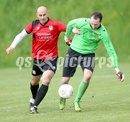 Fussball Kaerntner Liga. Maria Saal gegen ATUS Ferlach. Senad Tiganj,  (Maria Saal), Christian Wohlmuth (Ferlach). Maria Saal, am 3.5.2014.
Foto: Kuess
---
pressefotos, pressefotografie, kuess, qs, qspictures, sport, bild, bilder, bilddatenbank