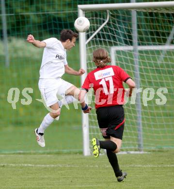 Fussball Kaerntner Liga. Maria Saal gegen ATUS Ferlach. Bernd Chhristian Schierhuber,  (Maria Saal), Ernst Golautschnig (Ferlach). Maria Saal, am 3.5.2014.
Foto: Kuess
---
pressefotos, pressefotografie, kuess, qs, qspictures, sport, bild, bilder, bilddatenbank