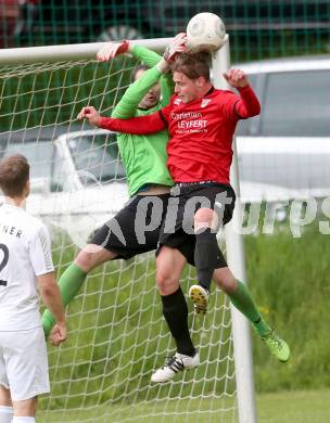 Fussball Kaerntner Liga. Maria Saal gegen ATUS Ferlach. Sebastian Schmid,  (Maria Saal), Christian Wohlmuth (Ferlach). Maria Saal, am 3.5.2014.
Foto: Kuess
---
pressefotos, pressefotografie, kuess, qs, qspictures, sport, bild, bilder, bilddatenbank