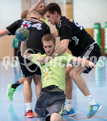 Handball Bundesliga. HC Kaernten gegen Fivers WAT Margareten. Markus Godec,  (HCK), Thomas Seidl (Margareten). Viktring, am 4.5.2014.
Foto: Kuess
---
pressefotos, pressefotografie, kuess, qs, qspictures, sport, bild, bilder, bilddatenbank