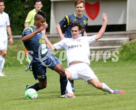 Fussball Kaerntner Liga. ATUS Ferlach gegen St. Veit/Glan. Martin Sustersic,  (Ferlach), Nosa Iyobosa Edokpolor (St. Veit). Ferlach, 10.5.2014.
Foto: Kuess
---
pressefotos, pressefotografie, kuess, qs, qspictures, sport, bild, bilder, bilddatenbank