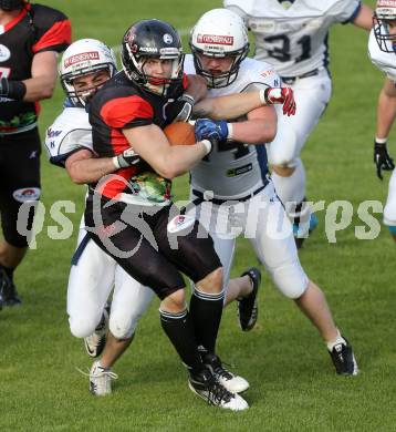 America Football. Carinthian Lions gegen Blue Devils Dornbirn. Pico Rabitsch,  (Lions), Tekin Ahmet, Florian Allgaeuer (Dornbirn). Klagenfurt, 10.5.2014.
Foto: Kuess
---
pressefotos, pressefotografie, kuess, qs, qspictures, sport, bild, bilder, bilddatenbank