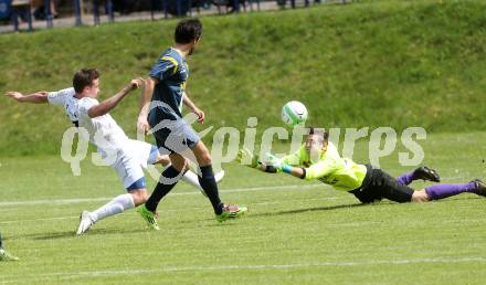 Fussball Kaerntner Liga. ATUS Ferlach gegen St. Veit/Glan. Thomas Ogris, (Ferlach), Christoph Gross  (St. Veit). Ferlach, 10.5.2014.
Foto: Kuess
---
pressefotos, pressefotografie, kuess, qs, qspictures, sport, bild, bilder, bilddatenbank