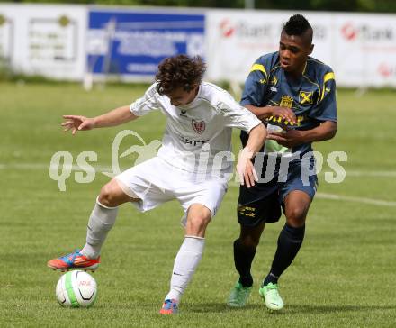 Fussball Kaerntner Liga. ATUS Ferlach gegen St. Veit/Glan. Martin Sustersic,  (Ferlach), Nosa Iyobosa Edokpolor (St. Veit). Ferlach, 10.5.2014.
Foto: Kuess
---
pressefotos, pressefotografie, kuess, qs, qspictures, sport, bild, bilder, bilddatenbank