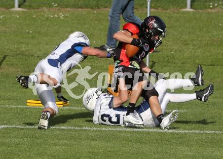 America Football. Carinthian Lions gegen Blue Devils Dornbirn. Jeremy Lopes Dos Santos, (Lions), Jan Grischenig, Ricardo Bernasconi  (Dornbirn). Klagenfurt, 10.5.2014.
Foto: Kuess
---
pressefotos, pressefotografie, kuess, qs, qspictures, sport, bild, bilder, bilddatenbank