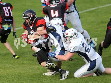 America Football. Carinthian Lions gegen Blue Devils Dornbirn. Pico Rabitsch, (Lions), Tekin Ahmet, Florian Allgaeuer  (Dornbirn). Klagenfurt, 10.5.2014.
Foto: Kuess
---
pressefotos, pressefotografie, kuess, qs, qspictures, sport, bild, bilder, bilddatenbank