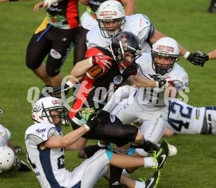 America Football. Carinthian Lions gegen Blue Devils Dornbirn. Pico Rabitsch, (Lions), Jan Grischenig, Benjamin Wegmueller  (Dornbirn). Klagenfurt, 10.5.2014.
Foto: Kuess
---
pressefotos, pressefotografie, kuess, qs, qspictures, sport, bild, bilder, bilddatenbank