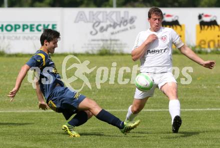 Fussball Kaerntner Liga. ATUS Ferlach gegen St. Veit/Glan. Thomas Waldhauser,  (Ferlach), Christian Groinig (St. Veit). Ferlach, 10.5.2014.
Foto: Kuess
---
pressefotos, pressefotografie, kuess, qs, qspictures, sport, bild, bilder, bilddatenbank