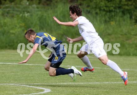 Fussball Kaerntner Liga. ATUS Ferlach gegen St. Veit/Glan. Martin Sustersic, (Ferlach), Roman Adunka (St. Veit). Ferlach, 10.5.2014.
Foto: Kuess
---
pressefotos, pressefotografie, kuess, qs, qspictures, sport, bild, bilder, bilddatenbank