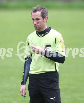 Fussball Unterliga Ost. DSG Sele Zell gege St. Michael/Bleiburg. Schiedsrichter Guenther Erwin Schimani. Zell, am 11.5.2014.
Foto: Kuess
---
pressefotos, pressefotografie, kuess, qs, qspictures, sport, bild, bilder, bilddatenbank