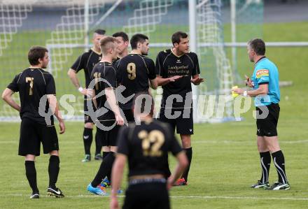 Fussball. Kaerntner Liga. Koettmannsdorf gegen Maria Saal. Gelbe Karte Schiedsrichter Manfred Eberhard. Koettmannsdorf, 11.5.2014.
Foto: Kuess
---
pressefotos, pressefotografie, kuess, qs, qspictures, sport, bild, bilder, bilddatenbank