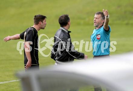 Fussball. Kaerntner Liga. Koettmannsdorf gegen Maria Saal. Gelbe Karte Schiedsrichter Manfred Eberhard; Daniel Globotschnig, Trainer Rudolf Perz (Koettmannsdorf). Koettmannsdorf, 11.5.2014.
Foto: Kuess
---
pressefotos, pressefotografie, kuess, qs, qspictures, sport, bild, bilder, bilddatenbank