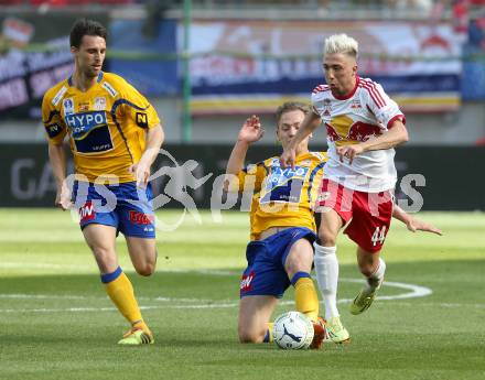 Fussball. OEFB Samsung Cup. Finale. Red Bull Salzburg gegen SKN St. Poelten. Kevin Kampl,  (Salzburg), Dominik Hofbauer (St.Poelten). Klagenfurt, 18.6.2014.
Foto: Kuess
---
pressefotos, pressefotografie, kuess, qs, qspictures, sport, bild, bilder, bilddatenbank